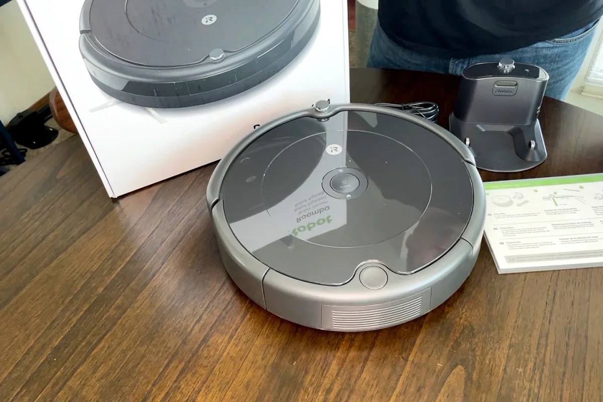 iRobot Roomba 694 robot vacuum image 2