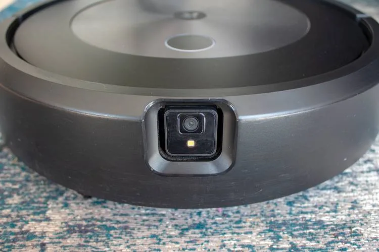 iRobot Roomba j7 robot vacuum image 3
